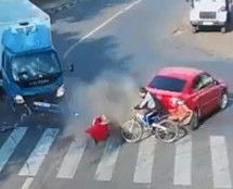 Video: Pogledajte biciklistu koji izbjegava smrt 2 puta u 2 sekunde!