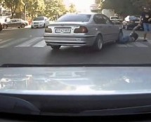 Video: Nervozni vozač BMW-a namjerno pokosio pješaka na pješačkom prelazu!