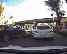 Video: Motociklist mu bokserom udario u auto a ovaj ga nasilnički pregazio!