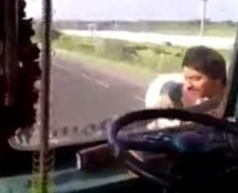 Video: Kamiondžija usred vožnje izašao i prošetao se po šoferki!