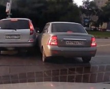 Video: Evo šta se desi kada se na cesti nađu dva super tvrdoglava vozača