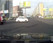 Video: Ruski kamiondžija se zaustavio nasred prometne raskrsnice i uradio OVO!