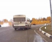 Video: Čovjek katapultiran iz automobila tokom saobraćajne nesreće!