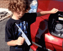 Video: Pogledajte kako dječak krade automobil uz pomoć ćešlja za kosu