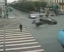 Video: Teška nesreća u Rusiji! Motorom udario u automobil pa “pokupio” pješaka
