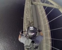 Video: Hrabrost ili ludost? Motorom se hrabro provozao lukom mosta!