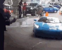 Video: Vozač previše spuštenog Lamborghini Avantadora doživio blamažu godine ispred hotela