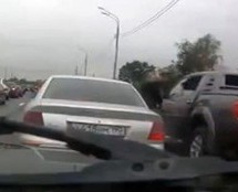 Video: Ruski nasilnik krenuo da napadne vozača no u kolima ga je dočekalo pravo iznenađenje!