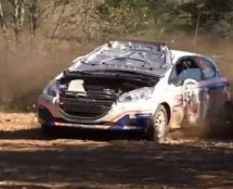 Video: Nakon udesa vozač relija nastavio voziti svoj Peugeot 208 s otvorenom haubom