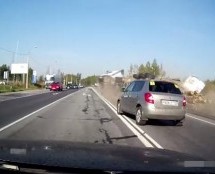 Video: Pogledajte kako je jedna mala Škoda na autoputu oborila dva velika kamiona