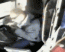 Video: Vozač autobusa snimljen kako se drogira za volanom pa doživio udes