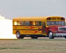 Video: Neviđeni monstrum! Upoznajte školski autobus koji juri 590 km/h!