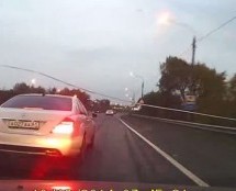 Video: Nećete vjerovati šta je na cesti napravio ovaj bahati vozač Mercedesa