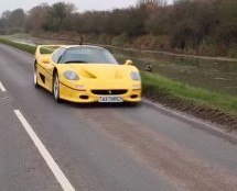 Video: Provozao se rijekom na dasci dok ga je vukao Ferrari F50