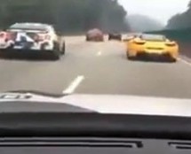 Video: Suluda trka na autoputu! Nissan GT-R protiv Ferrari 458 Italia