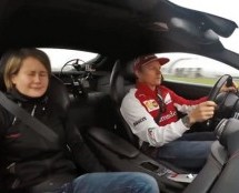 Video: Kimi Raikkonen u Ferrariju F12 Berlinetta novinarima priredio vožnju života