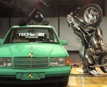 Video: Evo šta se događa s motocikliste kada se motorom zabije u automobil!