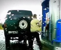 Video: Ovako to izgleda kada Rus toči gorivo na benzinskoj pumpi