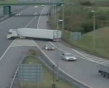 Video: Pogledajte ovu šokantnu snimku okretanja šlepera od 40 tona na autocesti