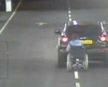 Video: Automobilom vukao prijatelja u invalidskim kolicima pa ostao bez vozačke!