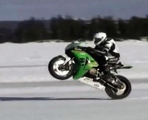 Video: Ovo je najbrža vožnja na zadnjem točku motora…po ledu!