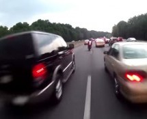 Video: Motociklista jurio između automobila pa debelo nadrljao!