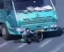 Video: Pregazio ga kamion, a on samo ustao, otresao prašinu i nastavio dalje