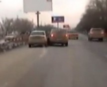Video: Kad Ruskinji ljubomora udari u glavu ona udara u kola