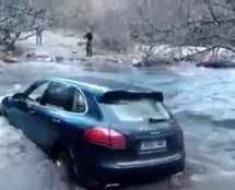 Video: Vlasnik Porsche Cayennea pokušao je da pređe preko riječnog brzaca, no bolje da nije!