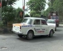 Video: Taksista iz Indije 11 godina vozi samo u rikverc