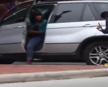 Video: Ova žena je pravi manijak za volanom, ne može je zaustaviti niti blokada!