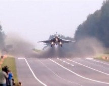Video: Jeste li ikad vidjeli kako borbeni avion MiG-29 slijeće na autocestu?