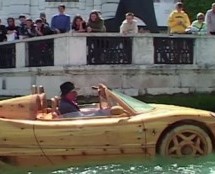 Video: Napravio Ferrari kompletno od drveta pa se vozi u njim po Veneciji