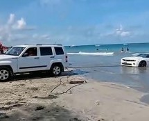 Video: Vozio se po plaži pa u Chevrolet Camaru zaglavio u okeanu!