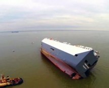 Video: Brod sa 1400 novih automobila nasukao pa prevrnuo se kod Engleske!