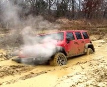 Video: Upao u ogromno blato pa totalno upropastio novi Jeep Wrangler!