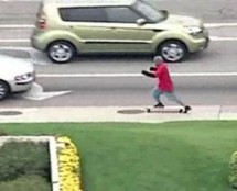 Video: Kradljivac bježi na skateboardu nakon što se slupao s ukradenim autom