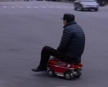 Video: Kinez napravio najmanji automobil da bi izbjegao gužve po gradu