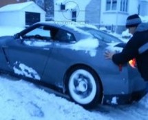 Video: Superautomobil sa ljetnjim gumama je nemoćan protiv snijega