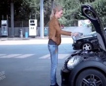 Video: Pogledajte kako plavuša sipa ulje u motor automobila