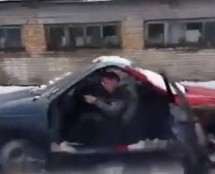 Video: Nisu se mogli odlučiti ko će voziti i tako je nastao ovaj “povuci-potegni” auto