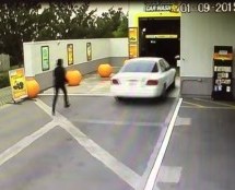 Video: Umjesto kočnice nagazio gas i auto oprao po brzom postupku