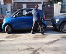 Video: Mrsko mu bilo da se parkira pa je izašao iz auta i uradio to rukama!