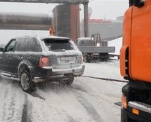 Video: Šlepa kamion bez problema! Range Rover Sport dokazuje da nije samo za šminku