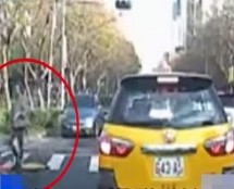 Video: Biciklistica čudesno preživjela gadan udar auta, nije niti pala!
