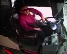 Video: Vozač autobusa nakon sudara s kamionom preživio nemoguće!