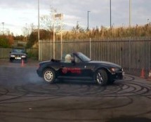 Video: 82-godišnja penzionerka palila gume u BMW-u Z3