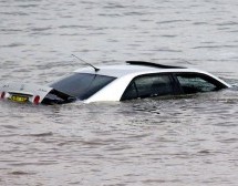 Šta da radite ako vam automobil nesrećnim slučajem završi u vodi?