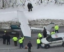 Video: Kao na filmu! Avion sletio nasred autoputa!