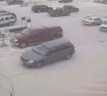 Video: Djedica u dobi od 92 godine rastura 10 automobila na parkiralištu